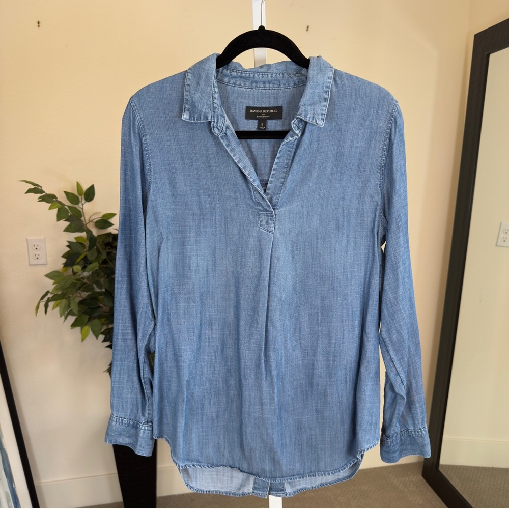 Banana Republic. Size S.  Women's Light Blue Button Down Shirt